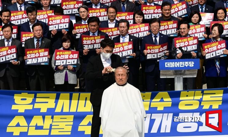 윤재갑 더불어민주당 의원이 30일 서울 여의도 국회 본관 앞 계단에서 열린 후쿠시마산 수산물 수입 반대 및 대일 굴욕외교 규탄대회에서 삭발을 하고 있다. 사진=김현민 기자 kimhyun81@