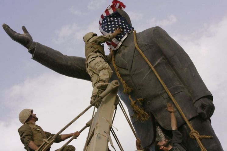 지난 2003년 3월, 이라크전 당시 바그다드를 점령한 미군 해병대가 사담 후세인 동상을 무너뜨리고 있다.[이미지출처=AP·연합뉴스]