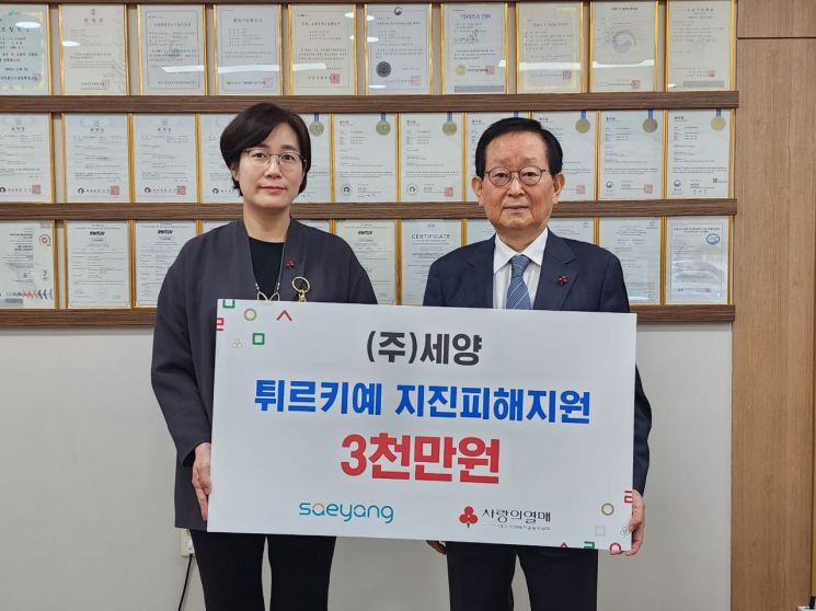 신정필 세양 대표(사진 오른쪽)가 강주현 대구공동모금회 사무처장에게 성금 3000만원을 전달하고 있다.