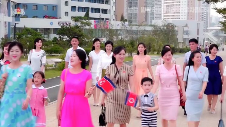 북한 조선중앙TV는 지난 8일 평양 거리를 오가는 사람들의 옷차림이 다채로워지고 있다고 보도했다. [이미지출처=연합뉴스]