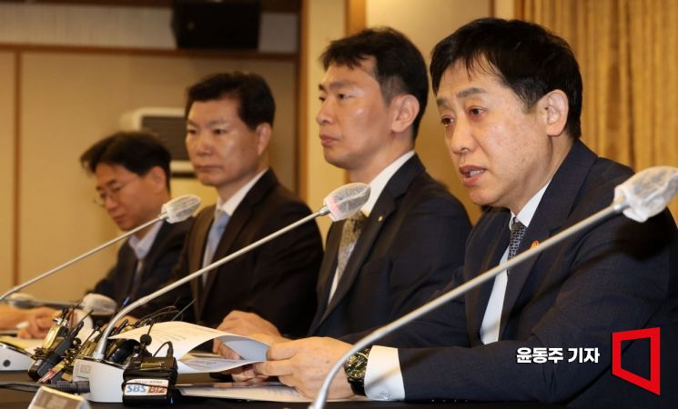 김주현 금융위원장(맨 오른쪽)이 지난달 31일 서울 중구 프레스센터에서 열린 금융지주회장 간담회에 참석, 발언을 하고 있다. 오른쪽에서 두번째가 이복현 금융감독원장이다. 사진=윤동주 기자 doso7@