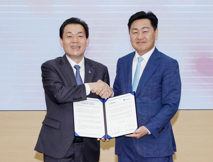 이재준 수원시장(왼쪽)이 31일 김관영 전북도지사와 관계인구 협력사업에 합의한 뒤 악수하고 있다.