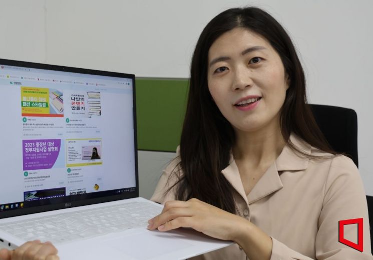 평생현역 문화를 만드는 기업 한국앙코르커리어 이소영 대표가 회사의 생활멘토 서비스 화면을 보여주고 있다.  사진=허영한 기자 younghan@