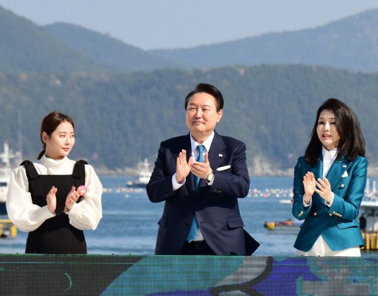 윤석열 대통령(가운데)과 김건희 여사(가장 오른쪽)가 통영 영운항에서 열린 제12회 수산인의 날 기념행사에 참석해 박수 치고 있다. [사진제공=경남도청]