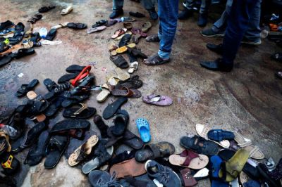 압사 사고가 발생한 파키스탄 카라치의 구호품 배급소 앞에 놓인 주인 없는 신발들 [이미지출처=연합뉴스]