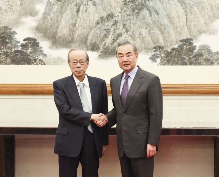 후쿠다(왼쪽) 전 일본 총리 만난 왕이 중국 정치국 위원 [이미지출처=연합뉴스]