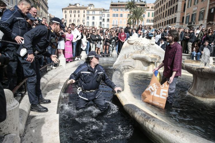 시위대를 저지하고 있는 로마 경찰의 모습[사진출처=AP 연합뉴스]