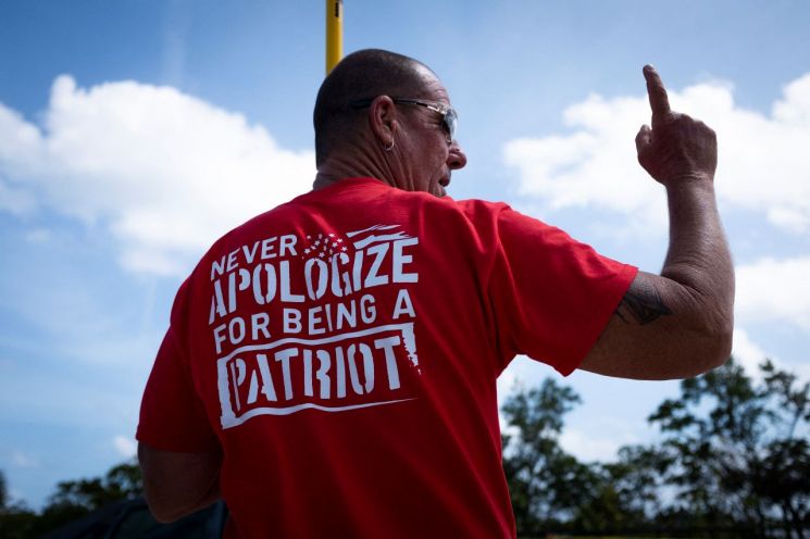 지난달 31일(현지시간) 미국 플로리다 팜비치 마러라고 리조트 인근에서 한 남성이 트럼프 전 대통령을 지지하는 문구가 새겨진 티셔츠를 입고 집회에 참가하고 있다. [사진출처=로이터 연합뉴스]