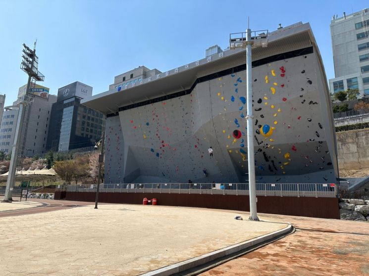 전국 최대 규모 암벽장  ‘강남스포츠클라이밍센터’ 개장