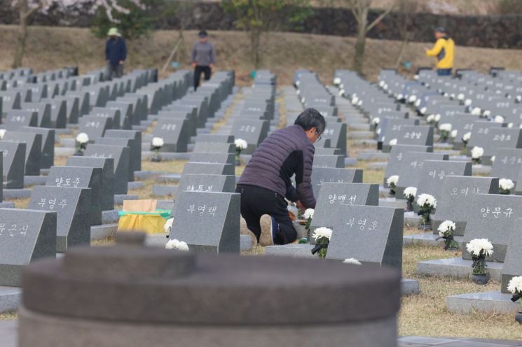 제75주년 제주4·3희생자 추념일인 3일 오전 제주시 봉개동 제주4·3평화공원 내 행방불명인 표석을 찾은 유족들이 참배하고 있다. [이미지출처=연합뉴스]