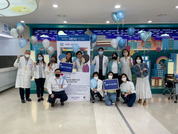 서울대병원, 자폐인의 날 맞아 주호민 작가와 블루라이트 캠페인