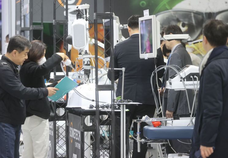 정부 "의료기기 R&D에 10조 투자…혁신의료기기는 '선진입 후평가'"