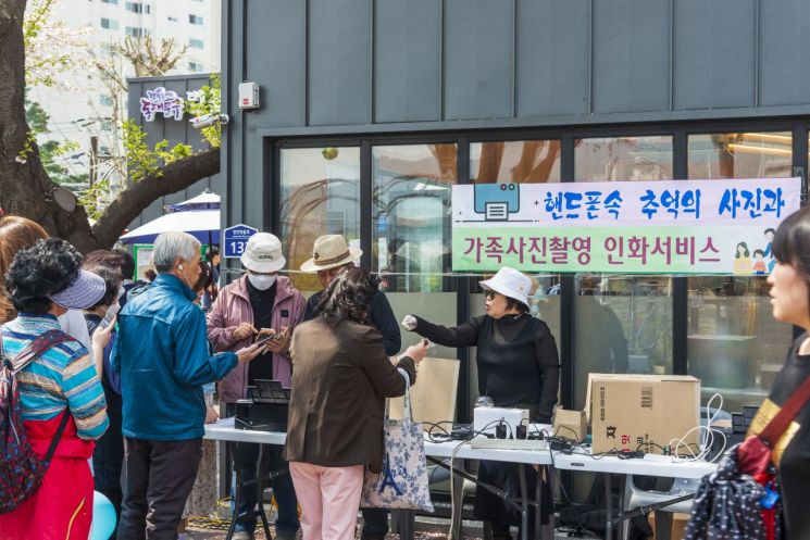 ‘동대문포토클럽’이 동대문구 봄꽃축제를 찾은 주민들에게 핸드폰 무료사진인화 서비스를 제공하고 있다