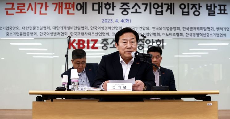 中企 "근로시간 개편해야…공짜야근? 걱정 말라"