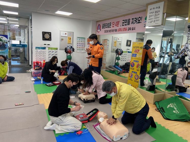 경남 고성군보건소는 보건기관 직원 대상으로 심폐소생술 교육을 했다.