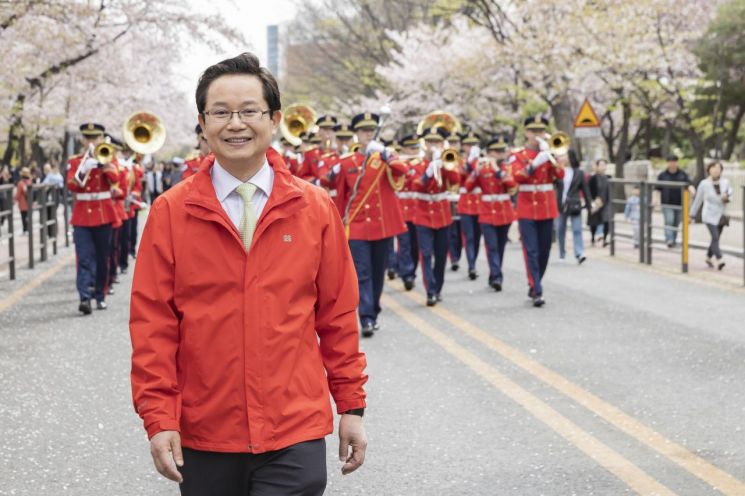 최호권 영등포구청장 여의도 봄꽃축제 개막 퍼레이드 참석