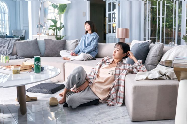 [라임라이트]사춘기 딸 문 앞에서 자아 성찰하는 싱글맘