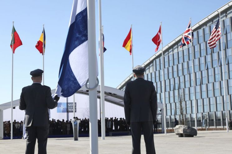 지난 4일(현지시간) 벨기에 브뤼셀의 북대서양조약기구(NATO·나토) 본부에 핀란드 국기가 게양되고 있다. 핀란드는 이날 나토의 31번째 회원국으로 공식 승인됐다. 브뤼셀=AP·연합뉴스