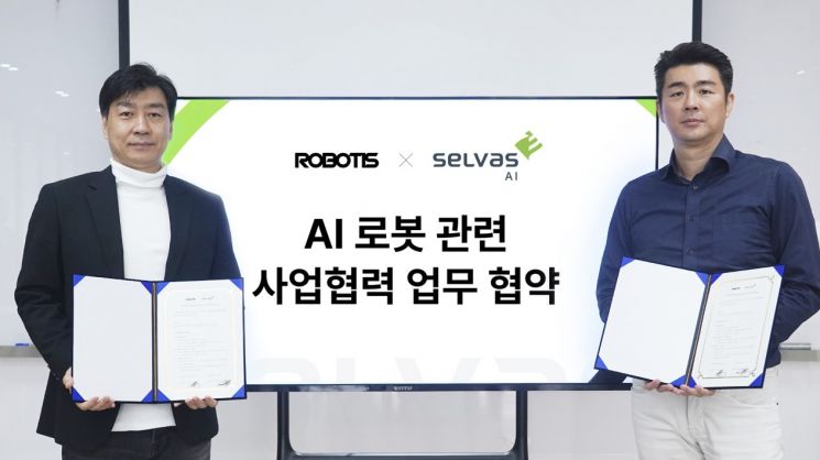 곽민철 셀바스AI 대표(오른쪽)와 김병수 로보티즈 대표가 AI 로봇사업 협력을 위한 업무협약을 체결한 후 기념촬영을 하고있다.