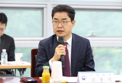 김창기 국세청장이 진주뿌리기술지원센터에서 열린 항공기 부품 제조기업 등 중소기업과의 현장소통 간담회에서  발언하고 있다.