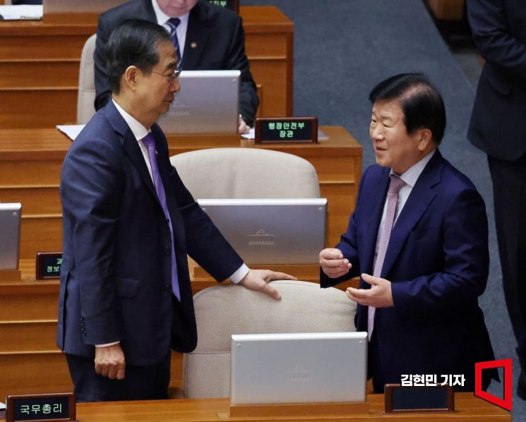 [포토] 박병석 의원과 대화하는 한덕수 총리