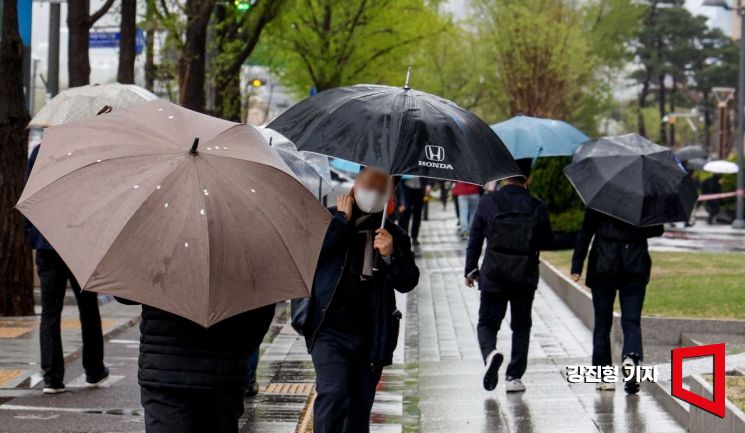 서울 중구 태평로1가에서 시민들이 우산을 쓰고 이동하고 있다. [사진=강진형 기자]