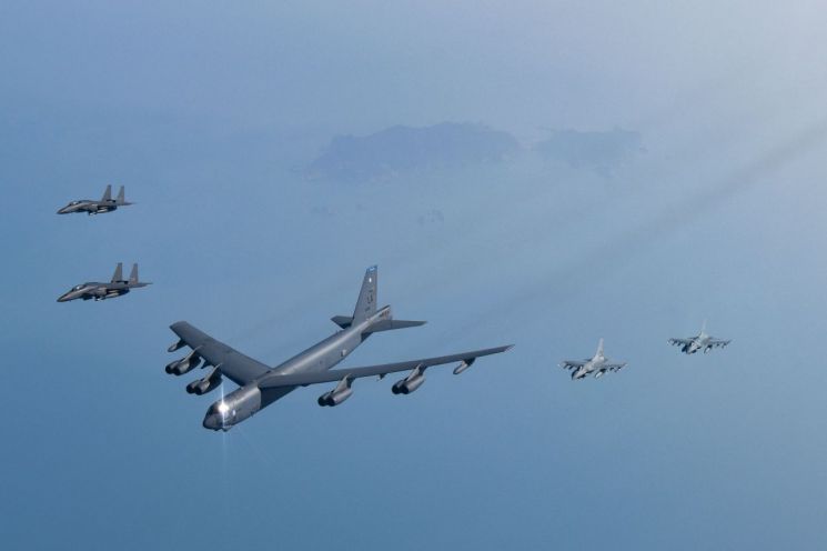 '핵폭격기' B-52H 한반도 전개…"김정은, 보고 있나"
