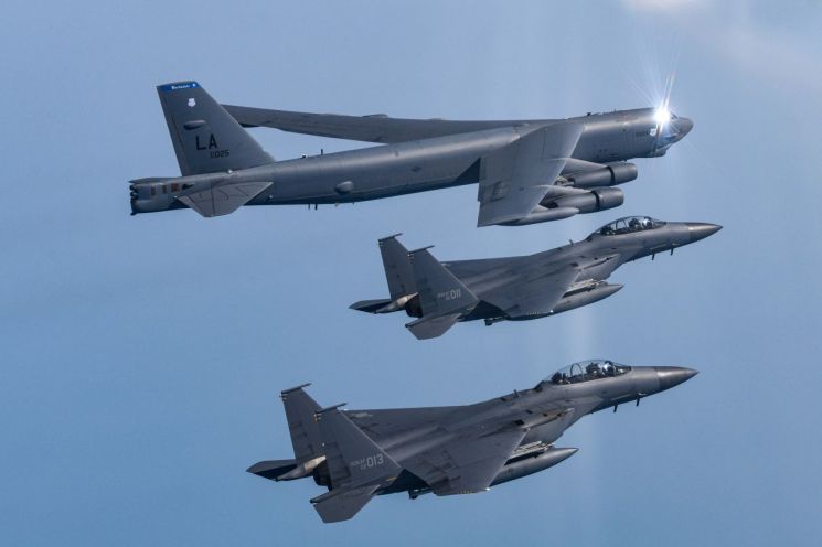 3월6일 한반도 서해 상공에서 한국 F-15K 및 KF-16 전투기와 미국 B-52H 전략폭격기가 참여한 가운데 한미 공군이 연합공중훈련을 실시하고 있다. [사진제공=국방부]