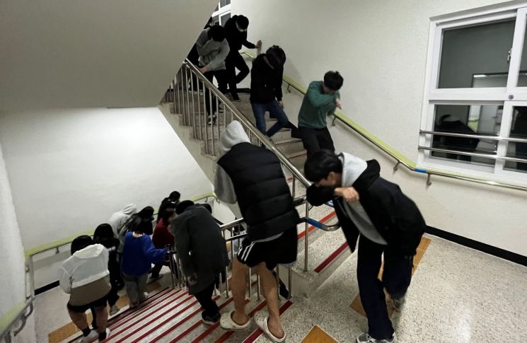 경남 김해금곡고 기숙사 학생들이 화재 대피 훈련을 받고 있다. [사진제공=경남교육청]