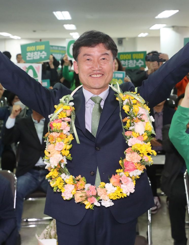 천창수 울산시교육감 보궐선거 후보가 6일 오전 울산시 남구 자신의 선거사무소에서 당선이 확실시되자 꽃목걸이를 걸고 환호하고 있다. [이미지출처=연합뉴스]