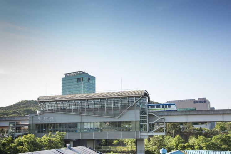 용인 기흥역~에버랜드 구간을 운영하는 용인경전철. 용인시는 오는 28일 수도권 전철 요금 인상을 앞두고 일반승객에 부과하던 200원의 '별도요금'을 없앤다. 용인시 제공