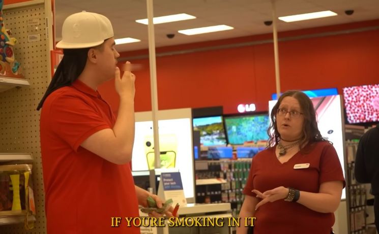 초면에 장난 걸고 반응 몰카 美유튜버…결국 총 맞아