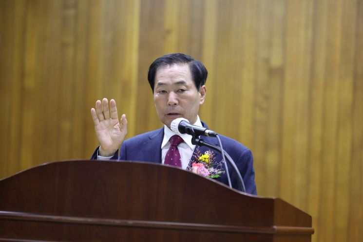 창녕군 성낙인 군수가 취임식에서 선서를 하고 있다.[이미지제공=주소은 기자]