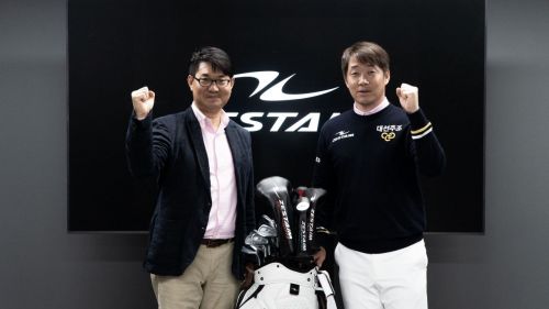 강경남(오른쪽)이 제스타임과 후원 계약을 연장한 뒤 김형엽 대표와 파이팅을 외치고 있다.[사진제공=제스타임]