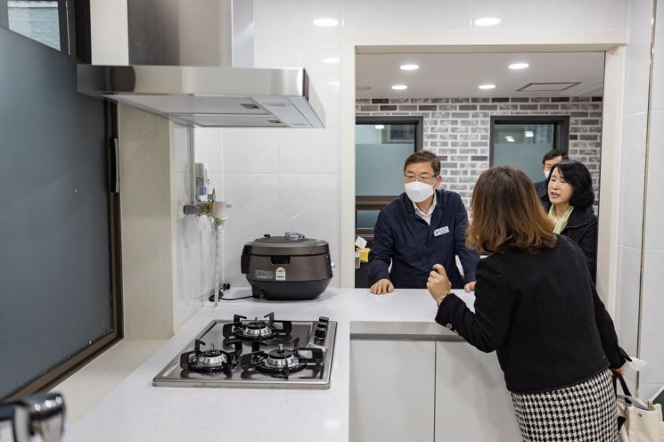 경로당 시설을 둘러보는 김경호 광진구청장
