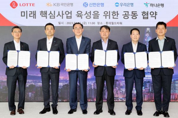 (왼쪽부터)고정욱 롯데지주 부사장, 강신국 우리은행 부문장, 정근수 신한은행 부행장, 성영수 하나은행 부행장, 서영익 KB국민은행 전무, 김연섭 롯데에너지머티리얼즈 대표가 7일 미래 핵심사업 육성을 위한 공동 협약식 후 기념사진을 촬영하고 있다[사진제공=롯데지주].