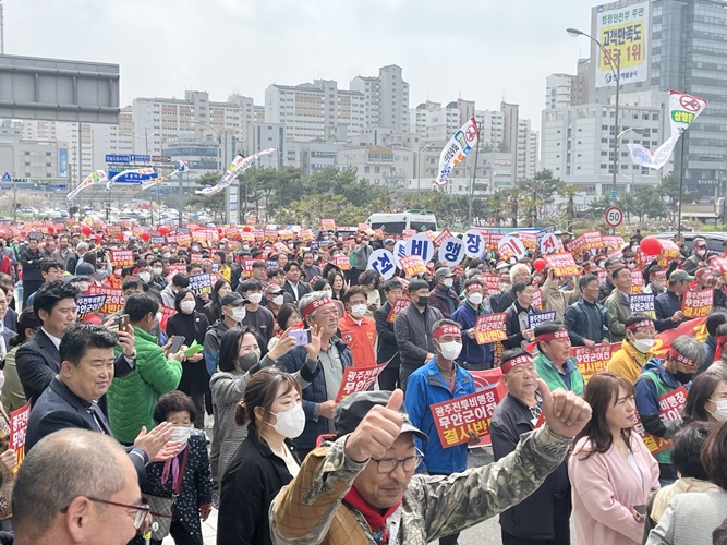 무안군민 1000여명이 전남도청 앞에서 범군민 궐기대회를 하고 있다. [사진제공=오환주 기자]