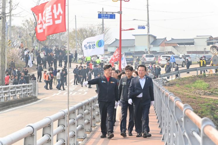 인도교 개통 기념식과 벚꽃길 걷기행사에 대성황을 이룬 산소카페 청송군.