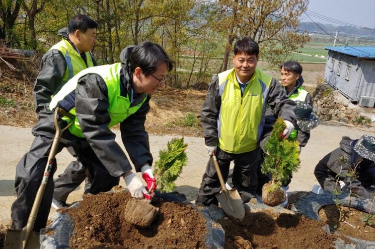 탄소중립 실천을 위한 방취림 조성을 위해 나무를 심는 모습. [이미지제공=경남농협]