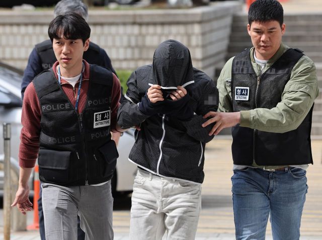 강남 40대 여성 납치·살해 사건의 배후로 지목된 재력가 유모 씨가 7일 구속 전 피의자 심문(영장심사)을 받기 위해 서초구 서울중앙지법으로 들어서고 있다. [이미지출처=연합뉴스]