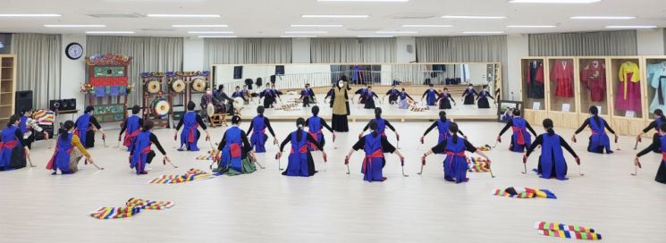 경상국립대 진주검무 연습 장면 사진.