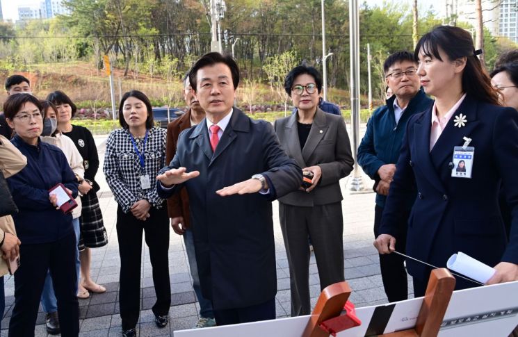 조규일 시장이 신진주역세권 보행육교를 설치해 달라고 요구 하고 있다