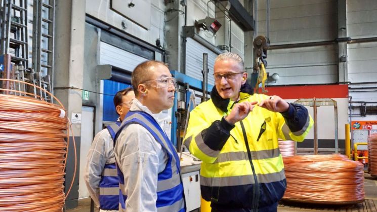 구자은 LS그룹 회장이 독일 L&K 공장을 방문해 CEO인 크리스토퍼 바클리지(Christof Barklage)로부터 핵심 제품인 무산소동(Oxygen Free Copper) 생산 공정에 대한 설명을 듣고 있다.[사진제공=LS]
