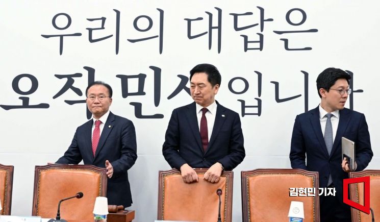 김기현 국민의힘 대표와 윤재옥 원내대표 등 당 지도부가 10일 서울 여의도 국회에서 열린 최고위원회의에 참석하고 있다. 사진=김현민 기자 kimhyun81@