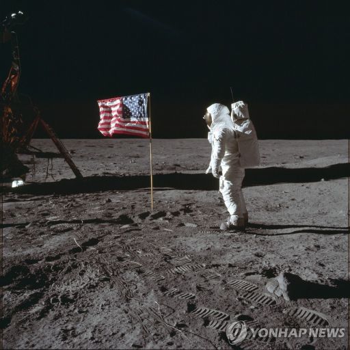 예로부터 인류는 선착순에 큰 의미를 뒀다. 최초로 달에 착륙한 우주비행사 버즈 올드린이 성조기를 꽂는 모습. [이미지출처=연합뉴스]