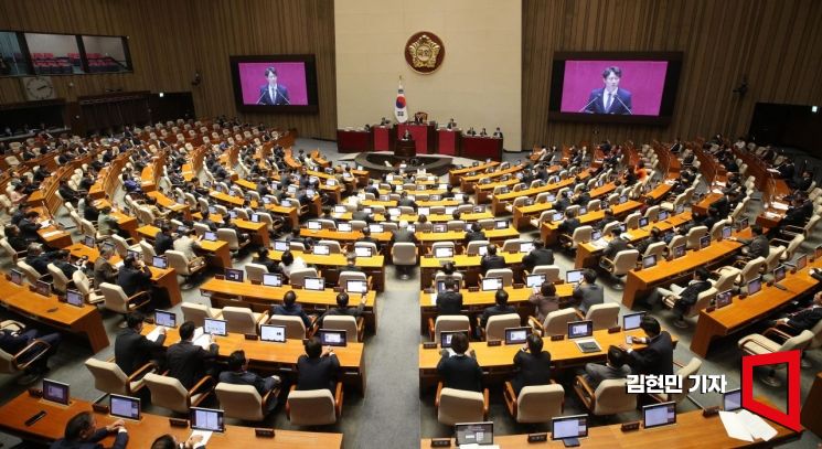 이탄희 더불어민주당 의원이 10일 서울 여의도 국회 본회의장에서 열린 전원위원회에서 발언하고 있다. 사진=김현민 기자 kimhyun81@