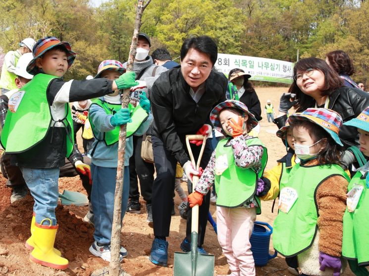 아이들과 함께 나무를 심고 있는 박준희 관악구청장