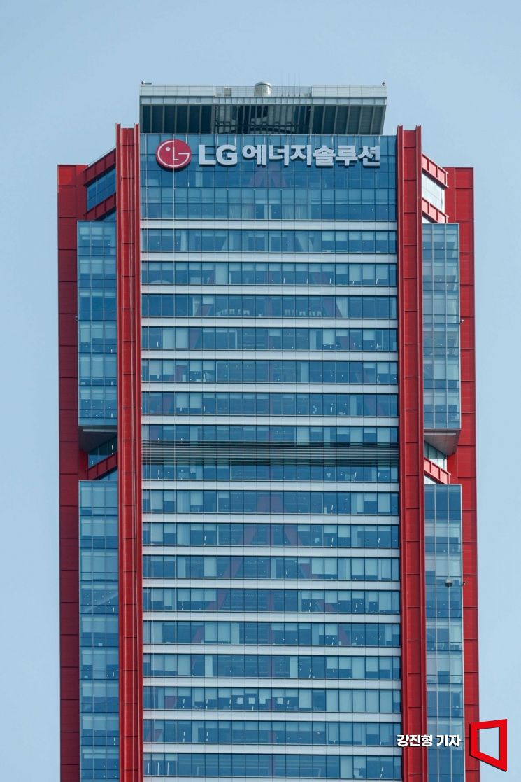 중국 배터리에 반격…LG엔솔, 벤츠와 2조원 규모 전기차 배터리 공급계약