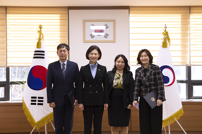 이인실 특허청장(왼쪽에서 두번째)은 지난 2월1일 특허청 서울사무소에서 산업재산권 분쟁조정위 우수조정위원 표창 수여식을 개최했다. 이번 포상은 분쟁조정제도 발전에 기여한 조정위원을 격려하고 자긍심을 고취하기 위해 마련됐다.[사진=특허청]