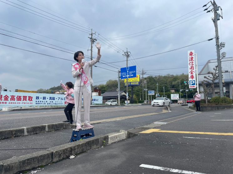 거리 인사 중인 이마이 루루 당선자.(사진출처=이마이 루루 페이스북)